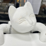 構(gòu)圖變?yōu)榱Ⅲw，透過保麗龍模型確認(rèn)肌理線條，琢磨表情細(xì)節(jié)，打造唯妙唯俏的藝術(shù)品。