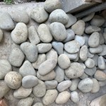 這些原石並非只是冰冷的礦石，而是帶有靈魂的存在，每一塊石頭都有它獨(dú)特的特質(zhì)，有的沉靜而深沈，有的活潑而生動。