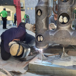 師傅燒焊鐵線進(jìn)行固定，確保藝術(shù)品安全穩(wěn)定的座落在此。