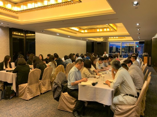 每月月底，是新業(yè)團隊齊聚的時刻。分享自身工作經(jīng)驗與回饋，展開跨時代、跨部門的對話。