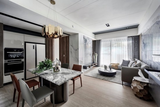 空氣中，綠林與湖濱共振出一陣陣微風(fēng)，開(kāi)窗後，旋即滲進(jìn)這通透的空間裡，讓生活顯得更清新且有滋有味。