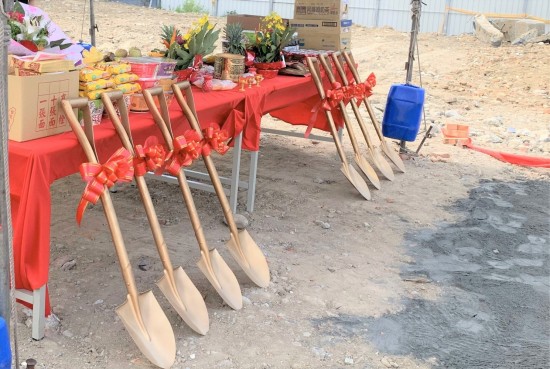 閃耀著金銅色光輝的開工鏟子，將剷出心中築夢成真的美好願景。