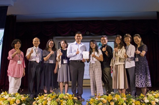 「用生命去影響另一個生命，是一件很美好的事」，感謝公益的路上有一群張老師們的陪伴。圖為新業(yè)建設楊世偉經理（圖中）頒發(fā)聘書給張老師群。