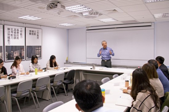 新業(yè)建設(shè)名譽(yù)董事長穆椿松先生（圖中），親自教導(dǎo)新業(yè)的文化與理念，期盼在座同仁以這份職人哲學(xué)為念，持續(xù)傳遞下去。