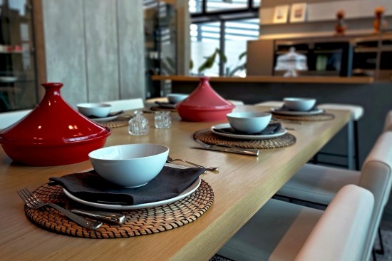 和諧是美學的必要條件，就像一道料理上菜時，人們會注意到擺盤。餐廚的空間規(guī)劃也是一樣，廚具的擺放、餐廚空間的調(diào)和，皆是美學的講究之處。