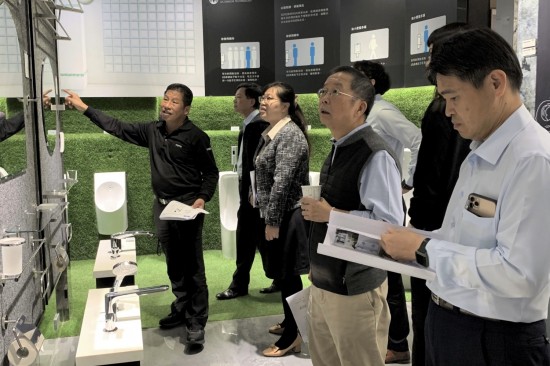 沐浴時光能開啟與自己的一段對話，根據(jù)人體工學(xué)的舒適度，選材的標(biāo)準(zhǔn)，找到適合且舒心的衛(wèi)浴設(shè)備。（圖右二為新業(yè)建設(shè)卓勝隆董事長）