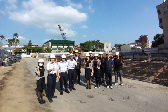 新業(yè)更璀璨的未來，會在你我並肩同行的道路上，逐步實現(xiàn)。