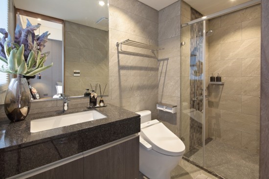 易清潔不卡垢的洗手檯面，搭配下方完整的收納空間，暖心的乾溼分離設(shè)計(jì)，讓整個(gè)衛(wèi)浴空間乾爽、舒適、宜人。