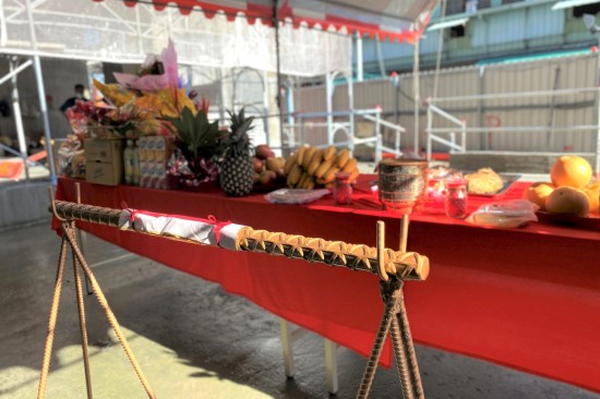 在颱風來臨前夕，新業(yè)擇一天太陽露臉的好日子，於吉時舉行【新業(yè)自由居】上樑儀式。