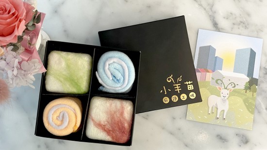 羊毛皂由小羊苗庇護工場內(nèi)的身心障礙員工獨立完成，作畫般揮灑而成的創(chuàng)意，絲絲羊毛如一抹夕陽雲(yún)彩般的色調(diào)。