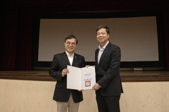 新業(yè)築願景工地能出一份心力，臺中市府也表達(dá)感恩之意，致贈感謝狀。(圖右為大砌營造簡福榮總經(jīng)理)