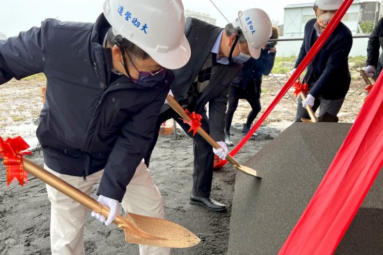 新業(yè)建設(shè) 穆椿松名譽(yù)董事長(左二)、卓勝隆董事長(左一)帶領(lǐng)新業(yè)團(tuán)隊(duì)，齊心共喊「開工大吉」。以金鏟鏟起沙堆，象徵工程進(jìn)度平安順利，新業(yè)重視每個(gè)新案的起頭，勤懇踏實(shí)地為未來種下一個(gè)成家夢(mèng)。