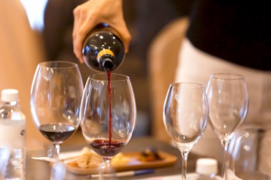 源自於墨西哥海岸的暖洋，繞過半個地球來到另一端北緯45度，灌溉大地，化作經(jīng)典的杯中佳釀。而歷史上女爵的聯(lián)姻、日不落帝國的發(fā)揚，讓波爾多紅酒登場之後，成為千年不滅的網(wǎng)紅，聞名遐邇。