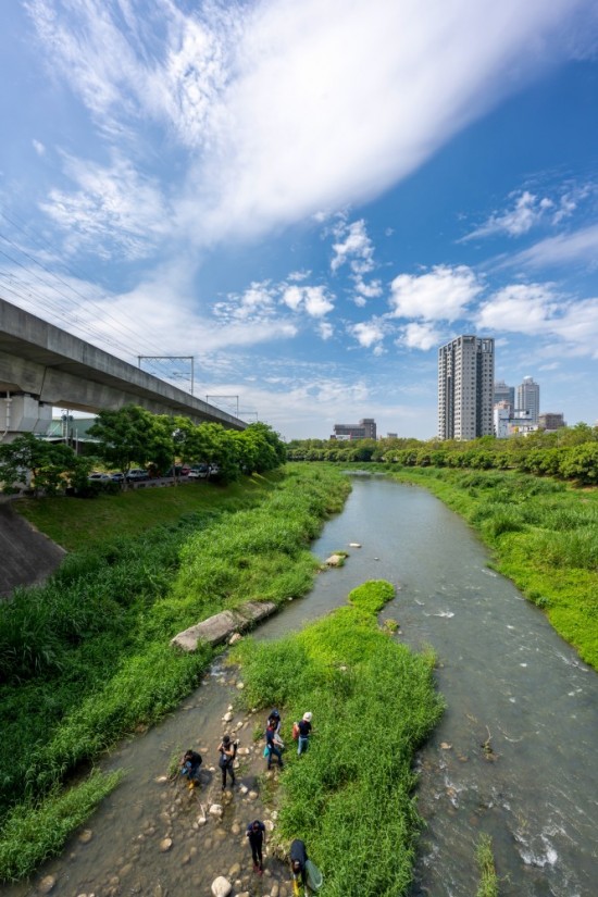 河流孕育人文，淵源流長的筏子溪，過去主要提供臺中五大圳的灌溉，少了三面光的水泥化人為整治，回到原始自然生態(tài)的共存模式，藍(lán)天與綠意相佐為美麗風(fēng)景。