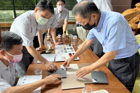 新業(yè)職人近乎苛求的眼光一一品鑑，廚具板材的各項(xiàng)細(xì)節(jié)，除了材質(zhì)優(yōu)劣判斷，更需要統(tǒng)整美感趨勢(shì)，平衡美觀與實(shí)用性。（圖右為卓勝隆董事長(zhǎng)、圖左一為簡(jiǎn)福榮總經(jīng)理、圖左二為邱正光副總經(jīng)理）