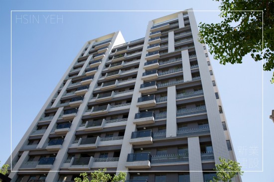 新業(yè)『自由居』歷經(jīng)1000多個晨起日落，這座東區(qū)的希冀，乘載著期盼與未來，於此，將展開『心』的所在。