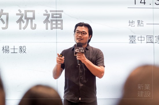 面對困境，才會有解決問題的能力，藝術家 楊士毅說：「最匱乏的時候，才讓我發(fā)現(xiàn)：有一些東西是誰也拿不走的，那就是我的心?！?>
										<div   id=