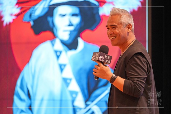 首位躍上國際藝壇，阿美族藝術(shù)家—花蓮玉里馬泰林部落 ＃優(yōu)席夫，定居於英國愛丁堡，於倫敦、紐約、柏林畫廊與各大藝術(shù)節(jié)皆可見他的作品，作品用色大膽、主題鮮明，充滿強烈的視覺張力，來自細緻的文化底蘊。