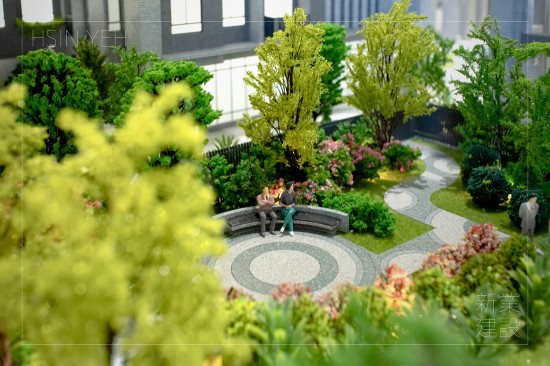 流動(dòng)的日光綠蔭，一雙人影穿越其中，沉浸在綠意、恣意悠遊，是放鬆且愜意的好日子。