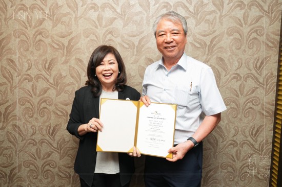 新業(yè)建設 創(chuàng)辦人–穆椿松先生(右一) 受邀擔任2024國家卓越建設獎–最佳社會住宅類評審委員，與 中華民國不動產協(xié)進會 理事長–張麗莉 (左一)合影。