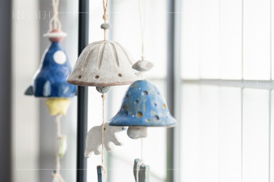 夏日屋簷下懸掛一只陶風(fēng)鈴，隨風(fēng)吹拂，清脆聲響，乘載祝福，將這只溫潤陶藝，化為日常裡一抹愜意風(fēng)景，細(xì)數(shù)夏日慢時光。