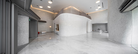 新業(yè)觀峰大廳，將曲牆、曲柱的元素揉入結(jié)構(gòu)體