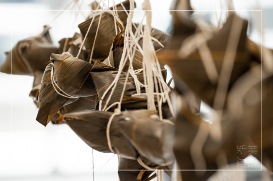 五月五，過端午，一串串的粽子，來自新業(yè)各部門同仁的雙手，上百顆的暖暖心意，全數(shù)捐給 ＃甘霖基金會 。