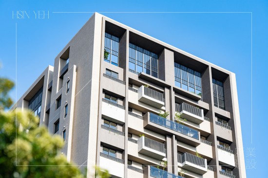 抬頭仰望，整齊劃一的磚瓦線條，工藝美學(xué)，展露的藍天，形成一幅壯觀的綺麗畫面。(圖為 新業(yè)–築願景 實景圖)