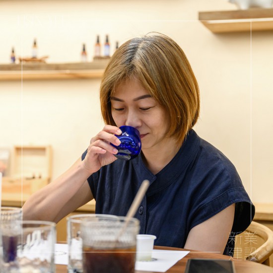 藉由手的溫度溫杯並輕輕搖晃，細(xì)聞橄欖油的果香味，含一口在口中，細(xì)品天然橄欖油所具備的果香味、苦味以及辣味。