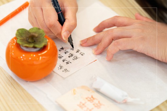 字字句句寫下對家人、好友，或是自己的祝福，將所有的美好封存在此刻，為生活留下印記，增添另一份溫度的回憶。