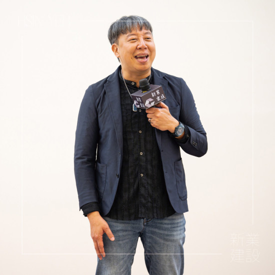 歐耶老師用說故事、演喜劇、辦講座等形式，將即興的快樂感動傳遞給更多人，讓大家在笑聲中，找回愛自己的能力。