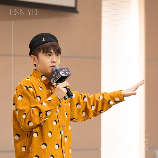 喜劇、脫口秀演員－黃豪平，從模仿出道到接下主持棒，不再只是模仿別人的聲音，而是讓人聽見他的聲音，用流暢的口條及機(jī)智的反應(yīng)，搭起屬於自己的舞臺(tái)。