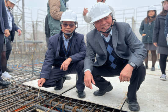 新業(yè)建設(shè)創(chuàng)辦人穆椿松先生(圖右)與卓勝隆董事長(圖左)共同扎緊「噴金漆鋼筋」，為上樑儀式注入最深切的期盼。