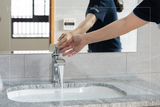 驗(yàn)屋環(huán)節(jié)DNA-將水裝滿下嵌式面盆，測(cè)試面盆周邊接縫處及下方排水管路，是否有滲漏的現(xiàn)象發(fā)生。