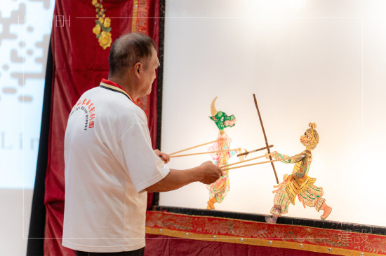 邀請來自高雄–東華皮影劇團，敘說家傳七代百年傳承文化，期盼傳遞無形文化資產(chǎn)。(圖中為張榑國團長)