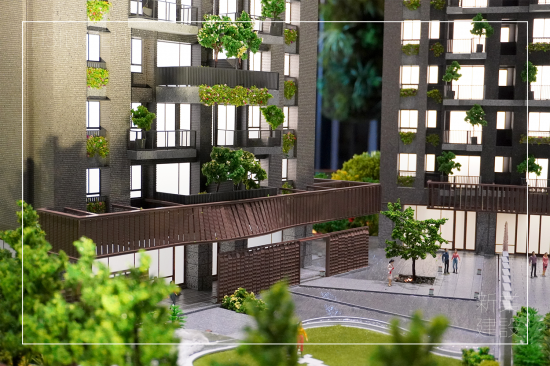 位於14期的新業(yè)大塊藏硯，清水模的素樸靜謐，敘寫(xiě)入口的沉穩(wěn)基調(diào)，片片金屬瓦片牆景，彷彿風(fēng)吹水波粼粼，翻飛一曲樂(lè)章。