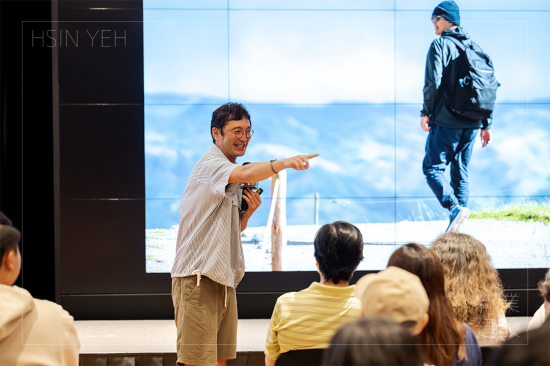 誤打誤撞，踏上郵務(wù)人生的差差，八年前無心插柳的照片卻意外在網(wǎng)上爆紅，超過萬人透過他的鏡頭，追蹤著他所看見的臺南。