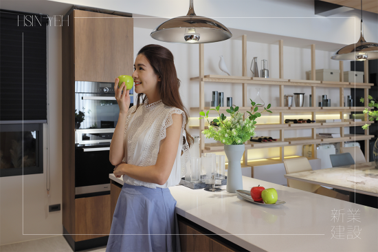 開放式中島（kitchen island）設(shè)計(jì)，善用廚房空間，高度、檯面及插孔的客製化選擇，讓廚房操作起來更加便利時(shí)尚。