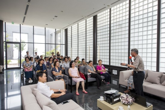 透著整面落地窗灑落的午後煦陽，調(diào)和出明亮舒適的採光，一覽無遺的景致讓人感到身心靈的放鬆