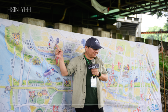 由荒野志工開場，講解筏子溪多元豐富的生態(tài)，用可愛繪圖的方式讓大朋友小朋友聽得意猶未盡。