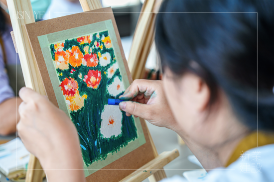 搭配不同顏色和軟硬度的油畫棒，可以創(chuàng)造出立體感和紋理肌理感，看似油畫的厚塗立體，描繪著花草的一動一靜，彷彿頃刻間漫步在花草叢中。