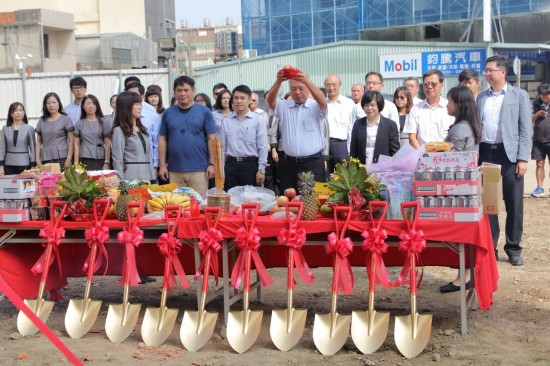 新業(yè)大家長 穆椿松榮譽(yù)董事長(左一)為首，新業(yè)【築之細(xì)道】同仁誠心祈請土地神，保佑施工過程的順?biāo)欤旎樌蠹?>
										<div   id=