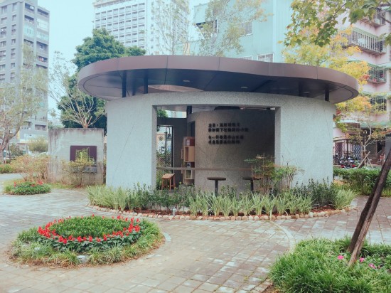 採用既有圓弧的搶眼造型加上綠意的點(diǎn)綴，如童話故事屋般討喜有趣。