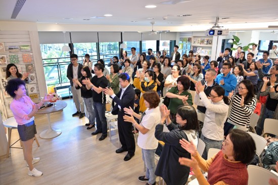 「左拍拍、右拍拍…」這樣的拍手操有助於預(yù)防失智癥，下次遇到值得開(kāi)心與肯定的事，記得不吝借出您的雙手喔！