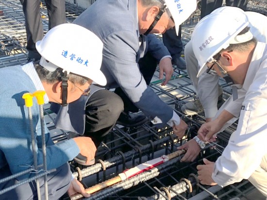 由新業(yè)建設(shè)榮譽(yù)董事長(zhǎng)穆椿松(中)與卓勝隆董事長(zhǎng)(左)代表新業(yè)全體同仁，見證並親自執(zhí)行這重要的一刻！