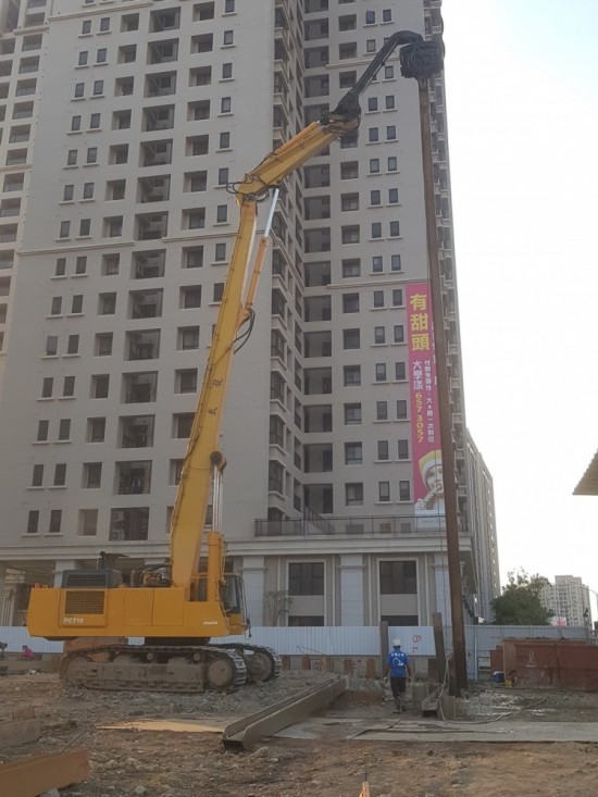 正式開挖前，工程人員先將鋼軌樁一個個立正站好，為之後的工程起到擋土的作用。