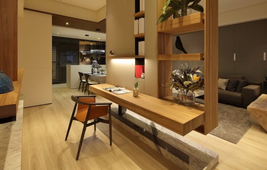 家的一體兩面，動(dòng)與靜的需求都適得其所。
家人可邊看著節(jié)目，邊在電視牆前分享彼此觀點(diǎn)；而當(dāng)話語(yǔ)漸歇，偏愛(ài)安靜的家人，在牆?rùn)櫟牧硪粋?cè)就著光與書，即可輕易走入自我對(duì)話的世界。