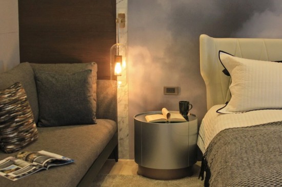 點(diǎn)上一盞小燈，書頁(yè)上的一字一句就這麼被染黃，讓小說(shuō)裡的情節(jié)伴你入眠。