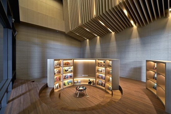 「新業(yè)宜家」兒童遊戲室是由同心圓匯聚而成的環(huán)狀走道與空間，特地採挑高六米設(shè)計，打造舒適無壓的遊樂空間，讓人沉浸於親子共讀的溫馨時刻。