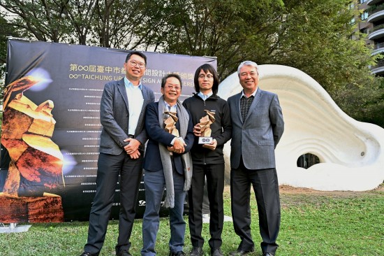 穆椿松榮譽(yù)董事長（圖片右起）、居研所林宜鋒建築師、新業(yè)建設(shè)卓勝隆董事長、居研所蕭智夫建築師，懷抱著這項(xiàng)殊榮，新業(yè)團(tuán)隊(duì)會(huì)持續(xù)規(guī)畫更多適居好宅，讓經(jīng)典流傳盛放。